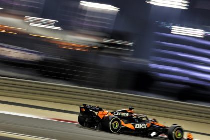 Гран При на Бахрейн, Свободна тренировка 2: Доминацията на McLaren, проблемите на Red Bull и развръзката на драмата