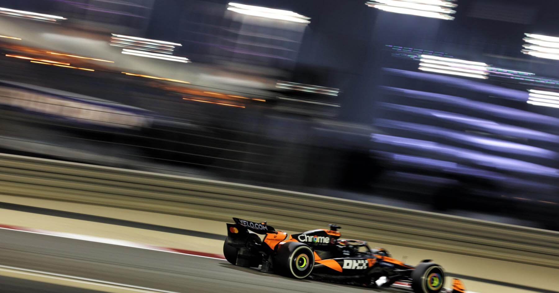 Гран При на Бахрейн, Свободна тренировка 2: Доминацията на McLaren, проблемите на Red Bull и развръзката на драмата