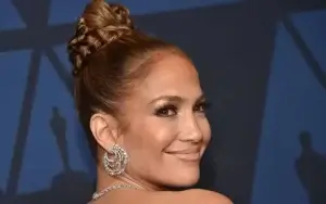 JLo-in-pink-in-Saudi-Arabia