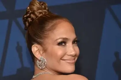 JLo-in-pink-in-Saudi-Arabia