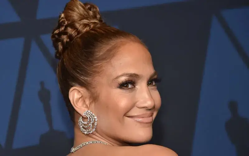 JLo-in-pink-in-Saudi-Arabia