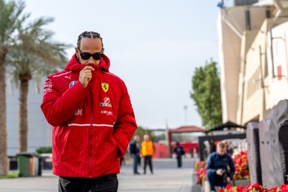 Кошмарът на Хамилтън във Ferrari: Когато инстинктът става враг