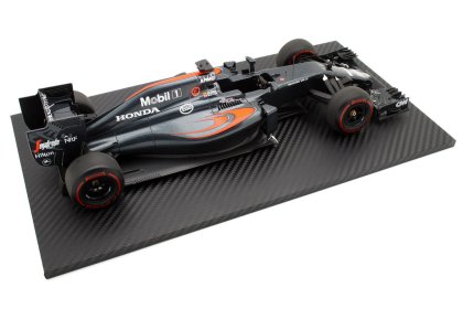 Карбонови влакна, краш тестове и легенди: Как композитите направиха F1 колите неразрушими (и неудържими) през 2025