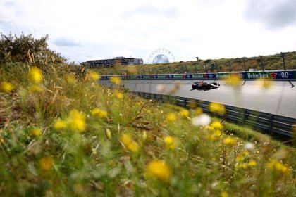 Оранжевият удар на McLaren: Норис води FP1 в Зандвоорт, докато домашният герой Верстапен остава в чакъла