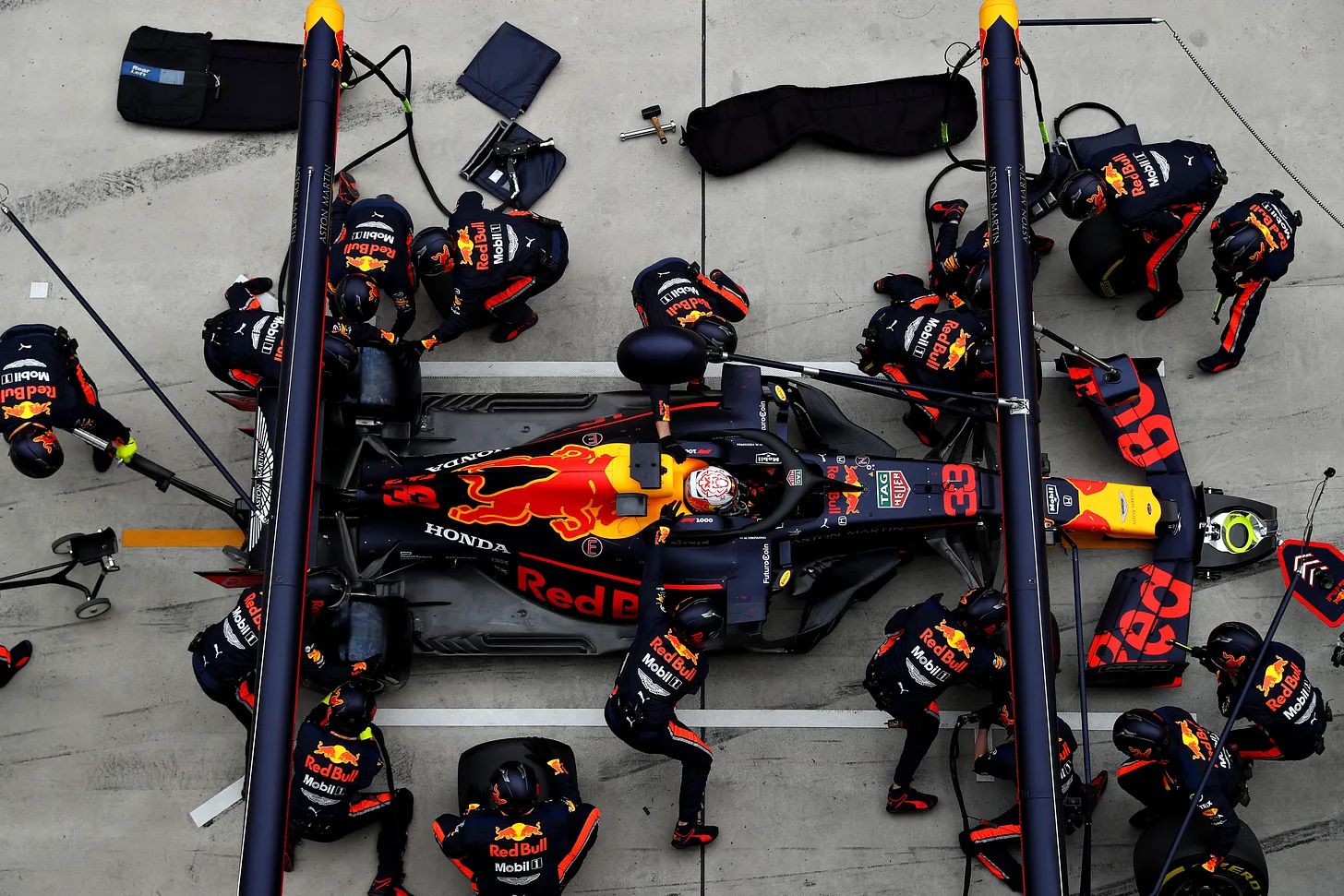 Миг и го изпускаш: Шеметният свят на F1 пит-стоповете (и защо те са истинските MVP на състезанията)