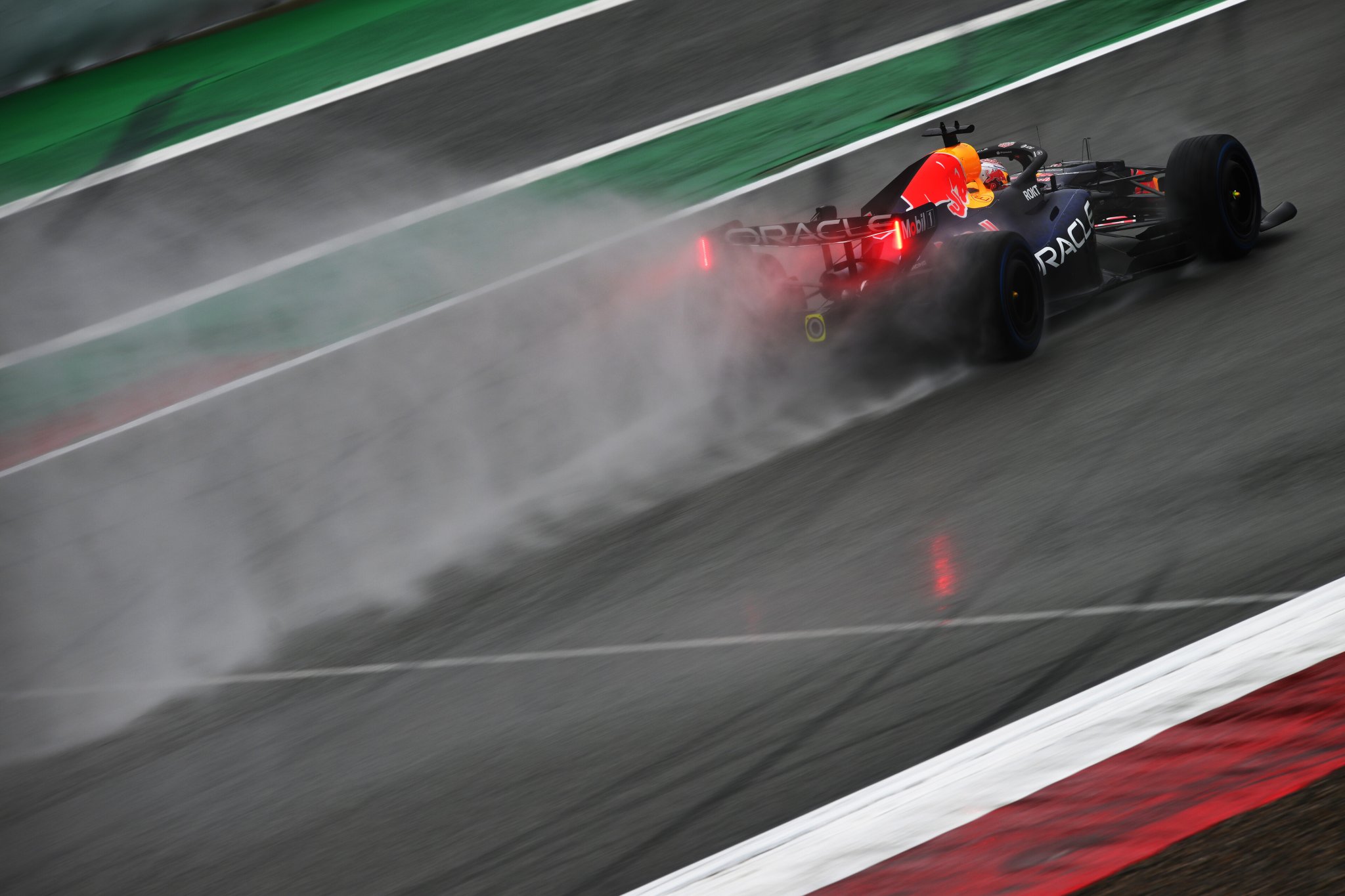 Хамилтън най-бърз в Барселона: Ferrari започва уверено шейкдауна за сезон 2026