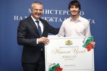 Димитър Илиев награди Никола Цолов