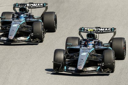 Ferrari поиска обяснение, ФИА може да удари Mercedes още в Австрия